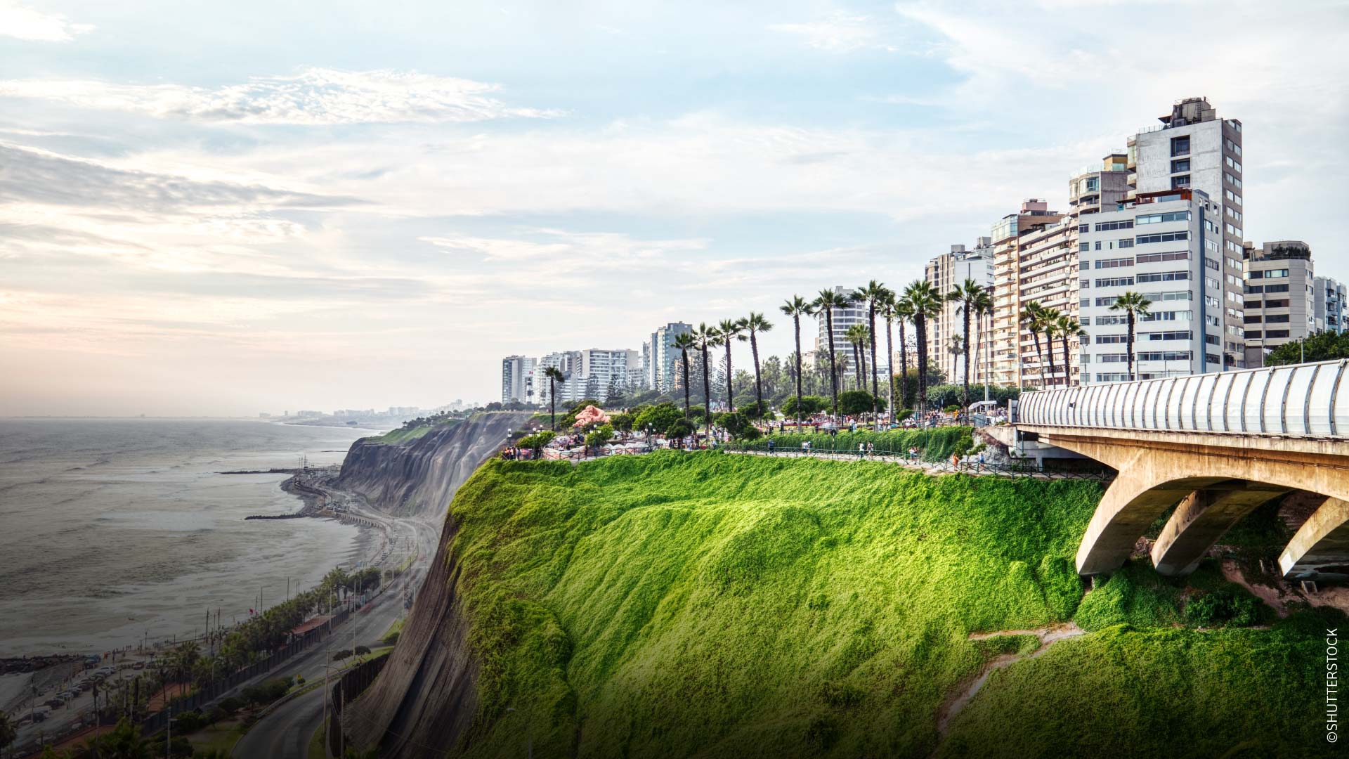 Klippen an der Pazifikküste in Miraflores, Lima, Peru.
