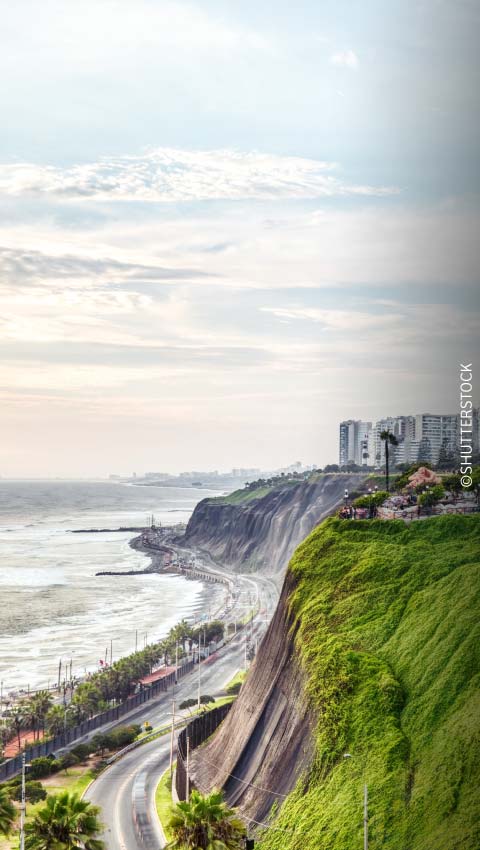 Klippen an der Pazifikküste in Miraflores, Lima, Peru.