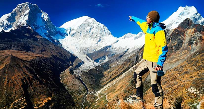 Tourist zeigt auf den schneebedeckten Berg