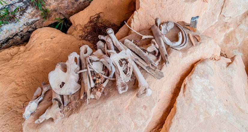 Archäologische Uberreste in den Sarkophagen von Karajia