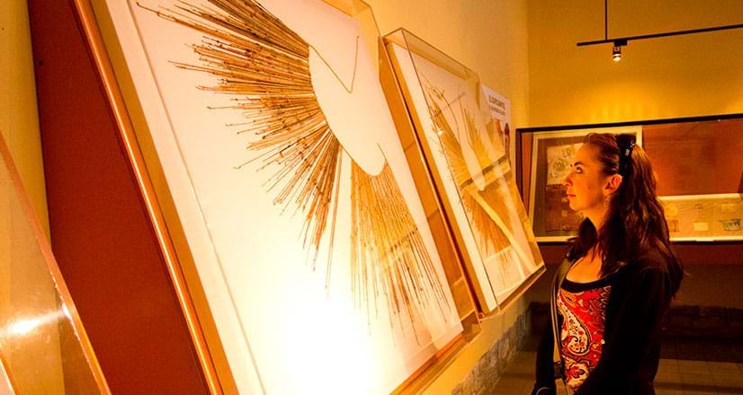    Tourist im Museum von Leymebamba
