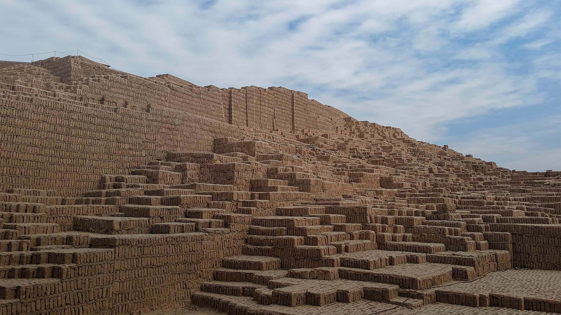 Huacas Pucllana and Huallamarca, ancient residents of the ci