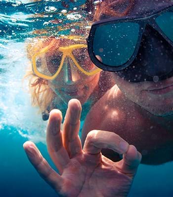 Tourists diving in the Zorritos sea