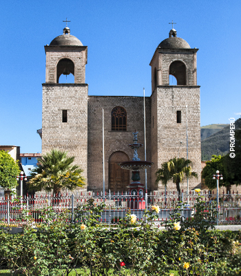 Visita la Plaza de Caraz