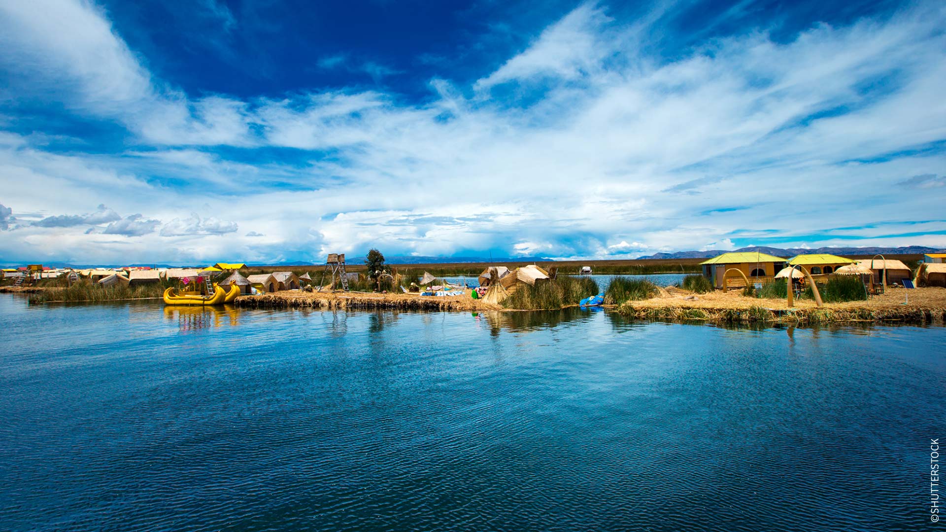 Isla flotante en el Lago Titicaca, Puno.