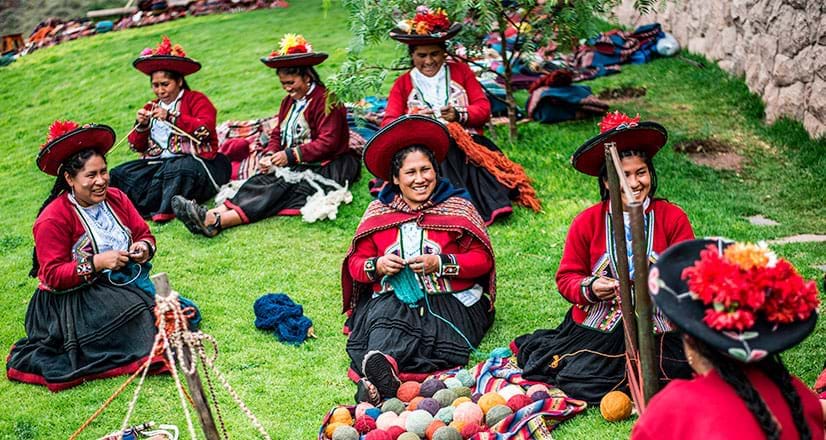 Grupo de tejedoras cusqueñas en Lares