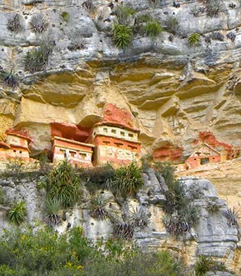 Visita a San Bartolo cerca a los Mausoleos de Révash