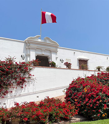 Disfruta su hermosa arquitectura y paisajismo.