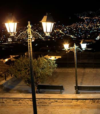 Vista del Cusco por la noche en San Blas