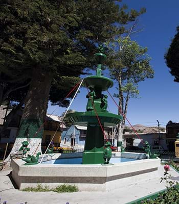 Visita la iglesia de San Agustín de Torata. Aún conserva su decoración de la época colonial. Crédito: Rafael Cornejo / PromPerú Pasea por la hermosa y acogedora Plaza de Armas.
