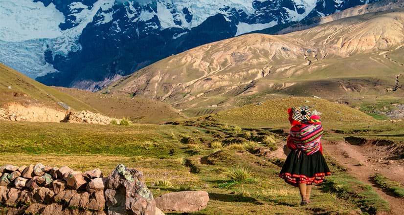 Vista de una pobladora en el verde paisaje de la región del Nevado del Ausangate