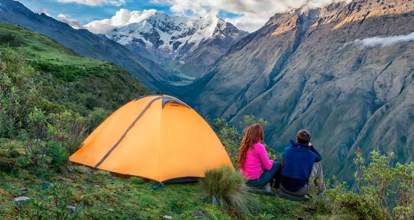 Pareja acampando en la montaña cercana al Nevado Salkantay