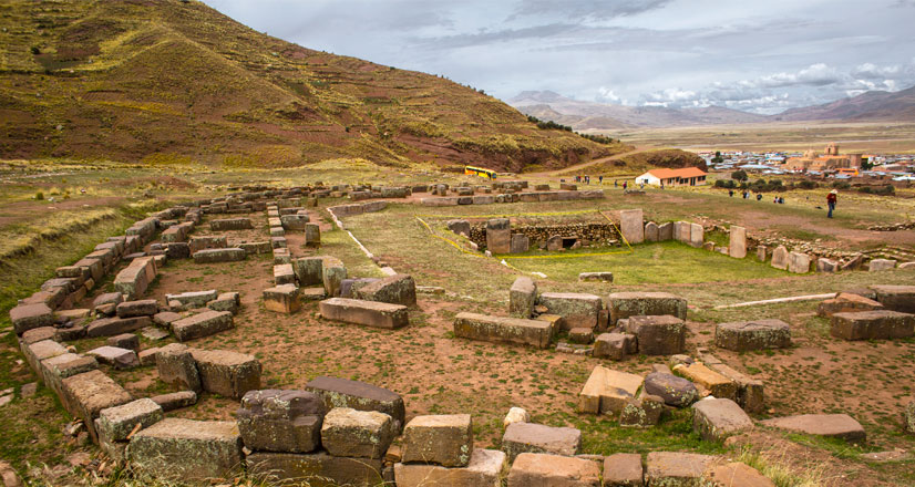 Turistas en el complejo arqueológico de Puka Pukará