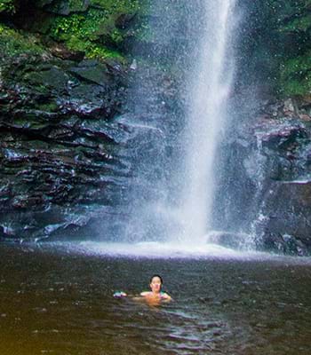 Puedes nadar y disfrutar en la poza formada por la catarata. Crédito: PromPerú
