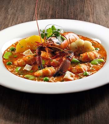 Si es temporada, disfruta del delicioso chupe de camarones arequipeño.
