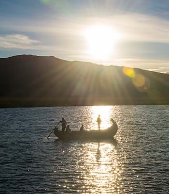 Disfruta las mejores salidas y puestas de sol sobre el lago Titicaca.