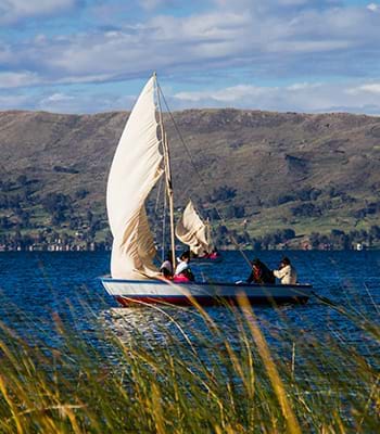 Realiza pesca artesanal o navega en bote de vela.
