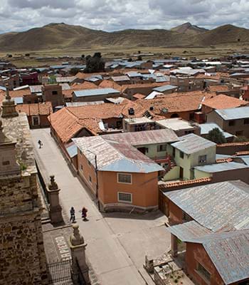 Visita las casonas y el puente colonial.