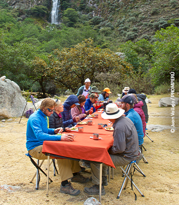 Una pausa para el desayuno en medio del trekking por la Quebrada Santa Cruz