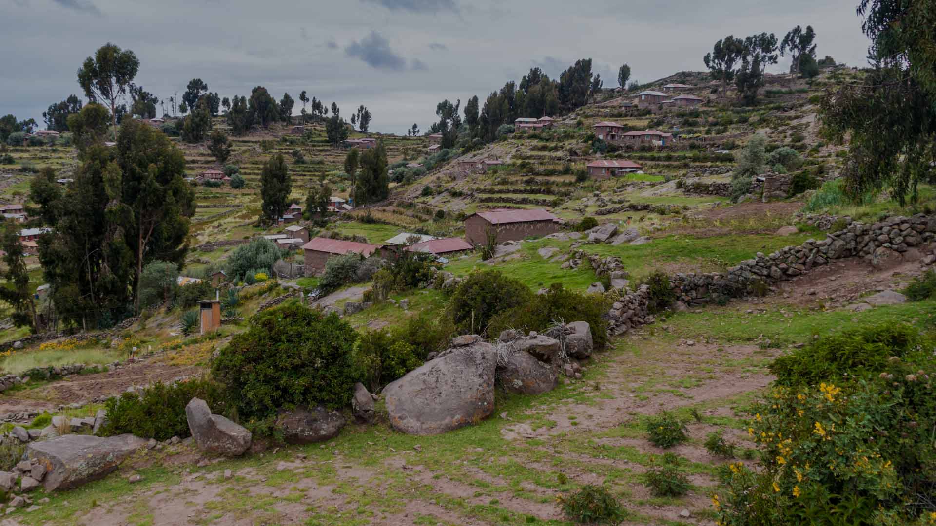 Tejedores especialistas trabajando en un telar en Taquile