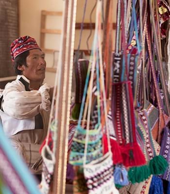 Tejedor artesanal en Taquile