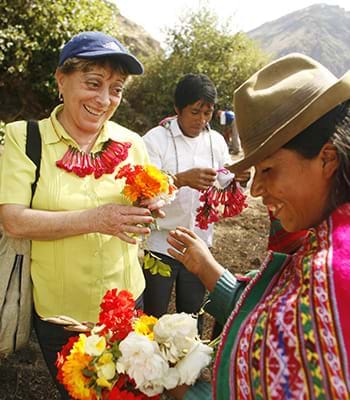 Turista con pobladores de la comunidad de Lamay, en el Valle Sagrado.