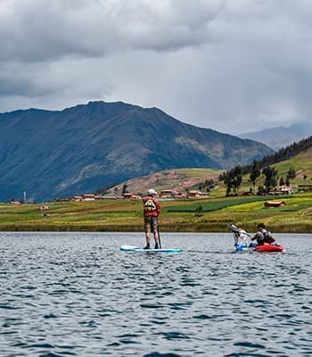 Pratiquez le kayak sur le lac. Crédit: Shutterstock Canotage