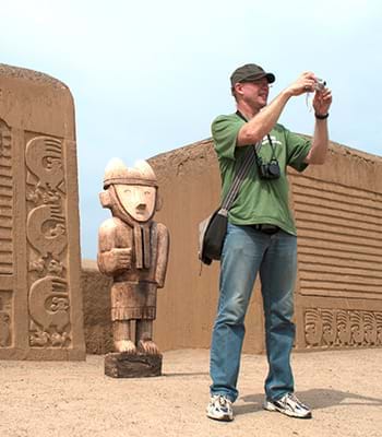 Selfie avec un totem de El Brujo à Chan Chan