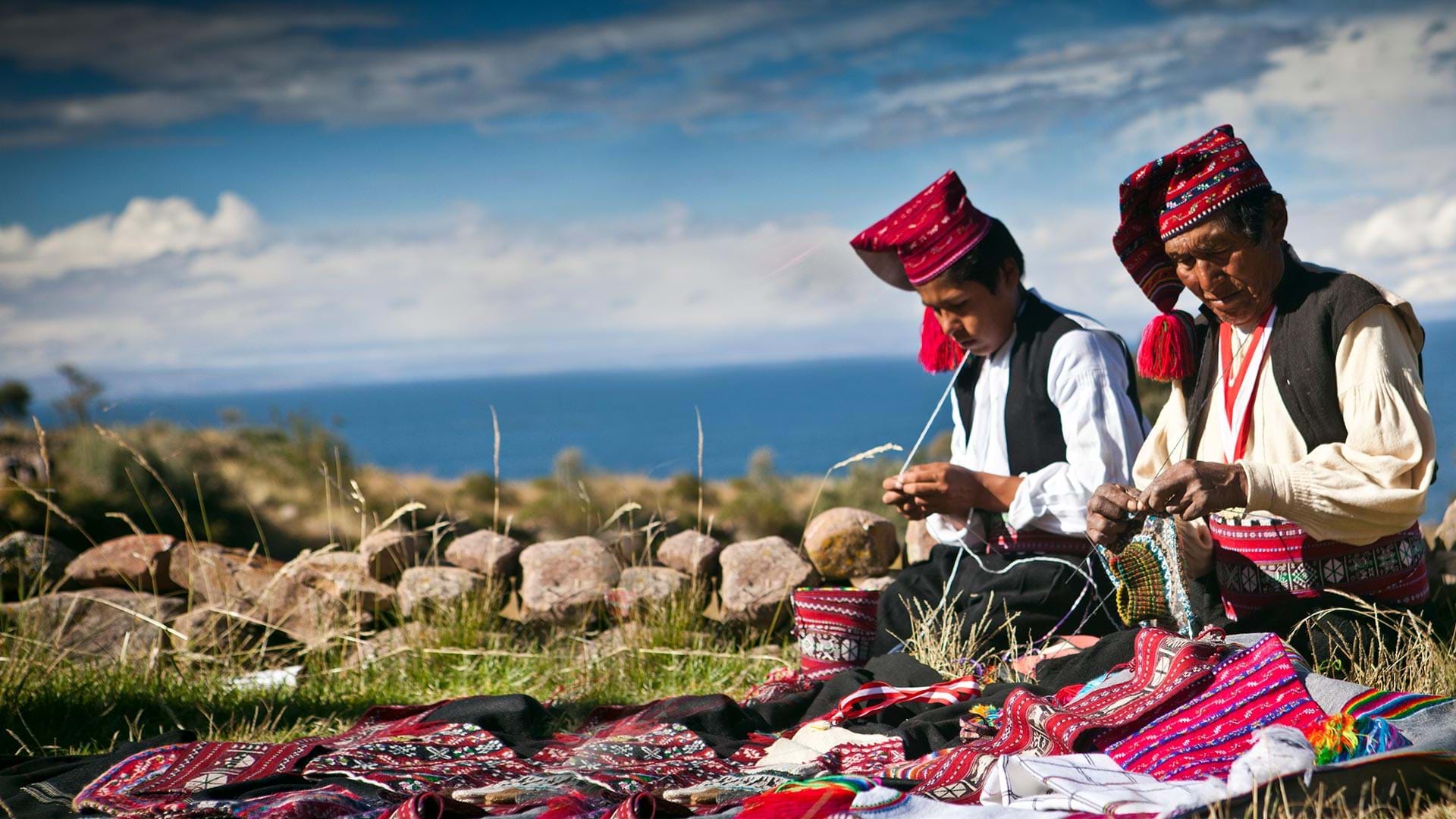 Tisserands spécialistes travaillant sur un métier à tisser à Taquile