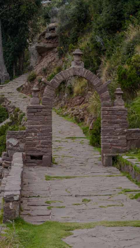 Tisserands spécialistes travaillant sur un métier à tisser à Taquile