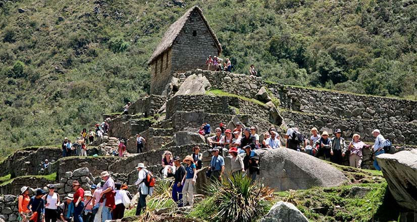 Touristes dans la citadelle de Machu Picchu