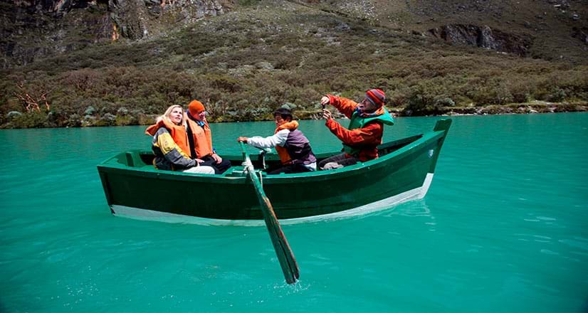 Naviguer sur la Lagune de Llanganuco dans le Parc National Huascarán