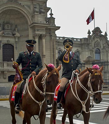 Regardez la relève de la garde au Palais du gouvernement à midi. Crédt: Luis Gamero / PromPerú.