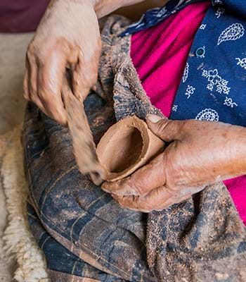 カラヒアの棺の近くのサン・ミゲル・デ・クルサパタの工芸品