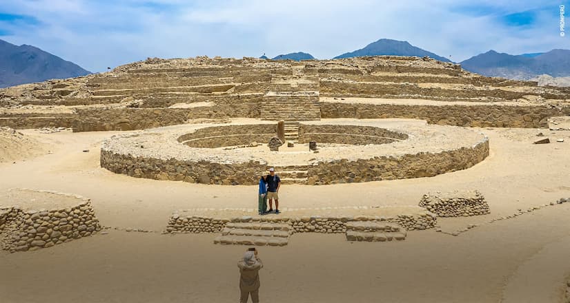 カラルの聖なる都市・大ピラミッド建造物にて写真を撮る観光客
