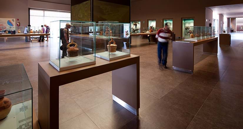 ラ・リベルタの月のワカ博物館内の観光客