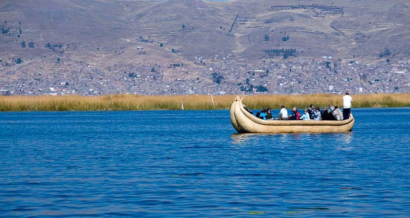 Passeio de barco feito de totora pelas Ilhas dos Uros