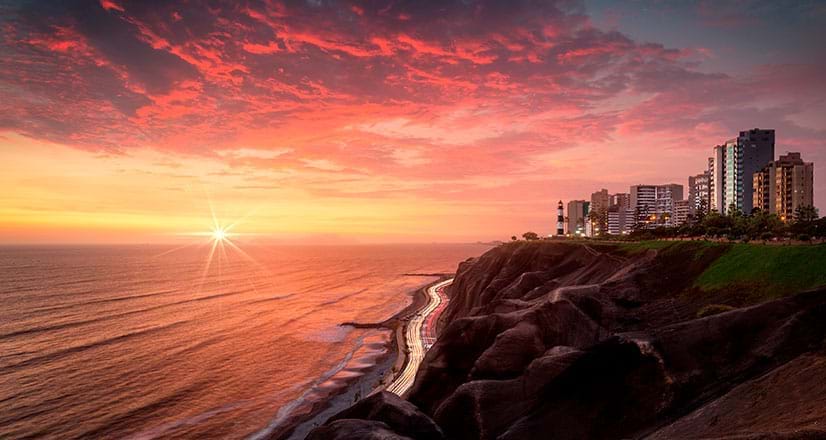 Pôr do sol no calçadão de Miraflores