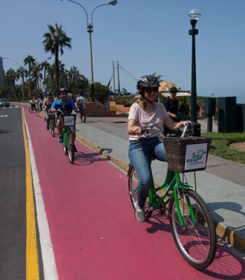 Passeio de bicicleta ao longo do calçadão da Costa Verde