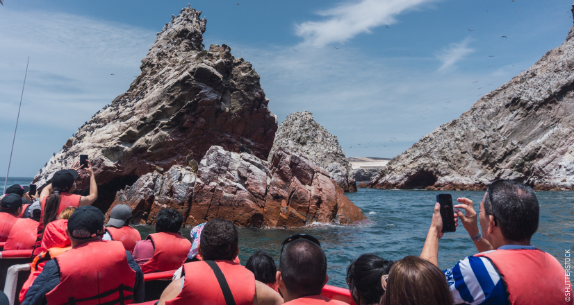 Turistas observando de perto os leões-marinhos, Paracas. 