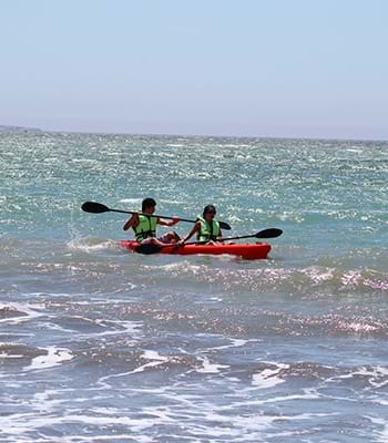 Turistas praticando canoagem no mar de Paracas