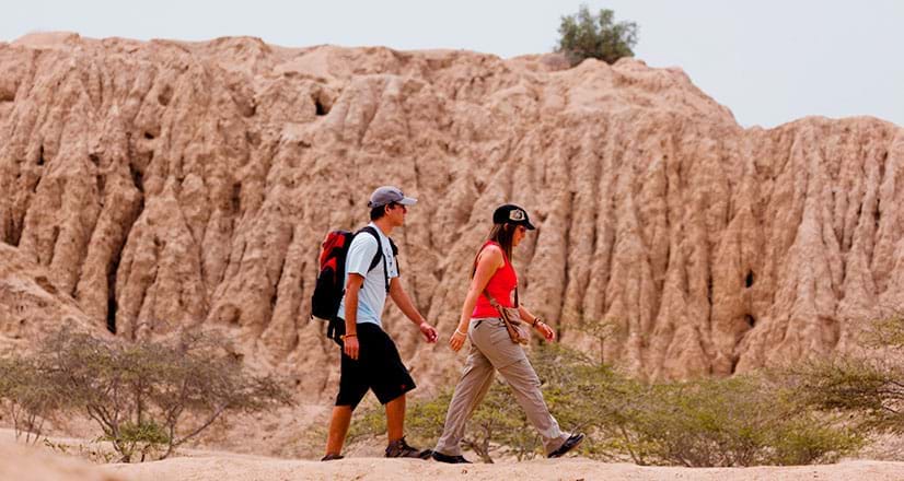 Turistas no Vale das Pirâmides em Túcume