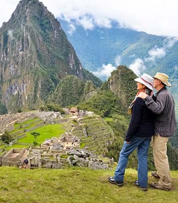 Moradores da região interagindo com turistas nos arredores do Nevado Salkantay