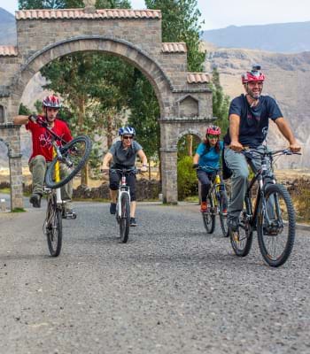 Turistas praticando ciclismo de montanha no Parque Nacional Huascarán