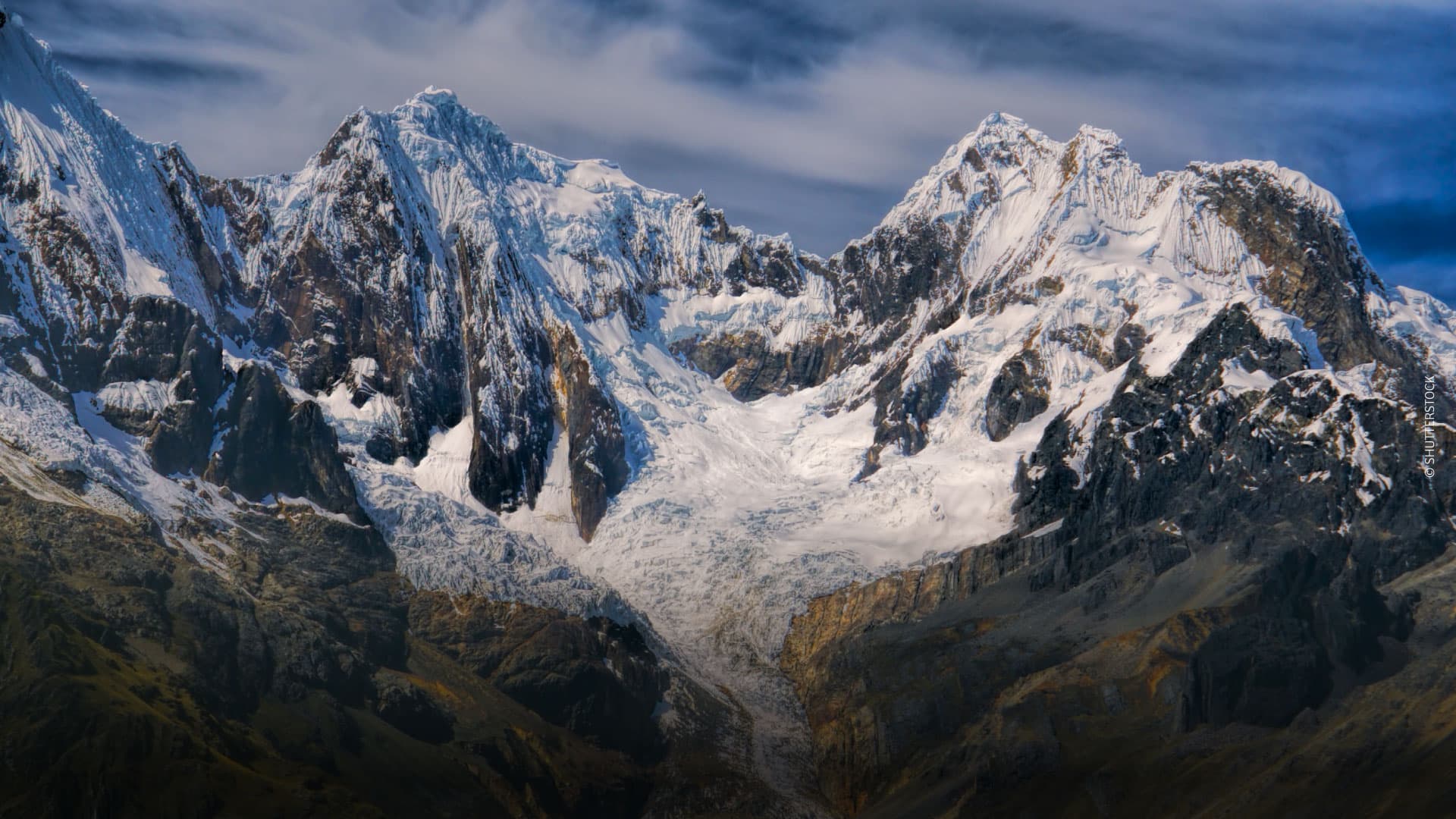 Majestoso Alpamayo, um dos picos mais altos dos  Andes peruanos, Cordilheira Branca.  © SHUTTERSTOCK