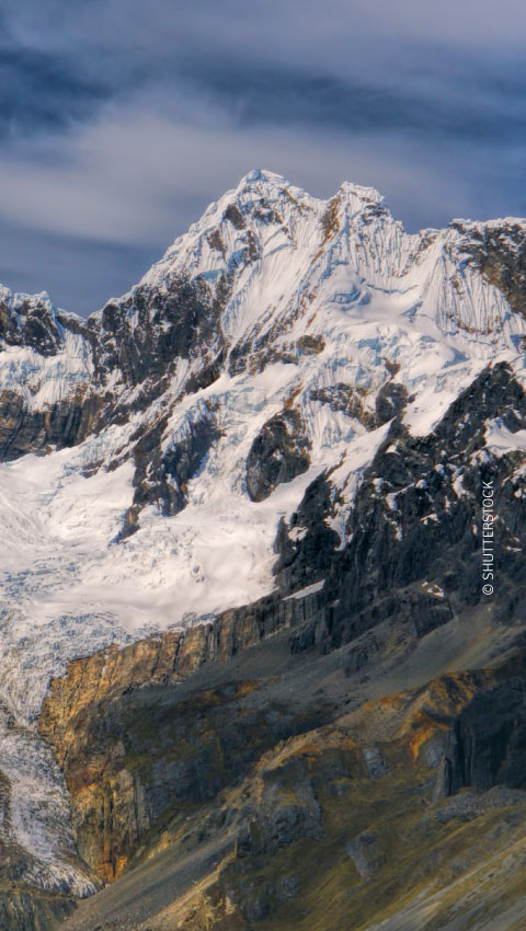 Majestoso Alpamayo, um dos picos mais altos dos  Andes peruanos, Cordilheira Branca.  © SHUTTERSTOCK