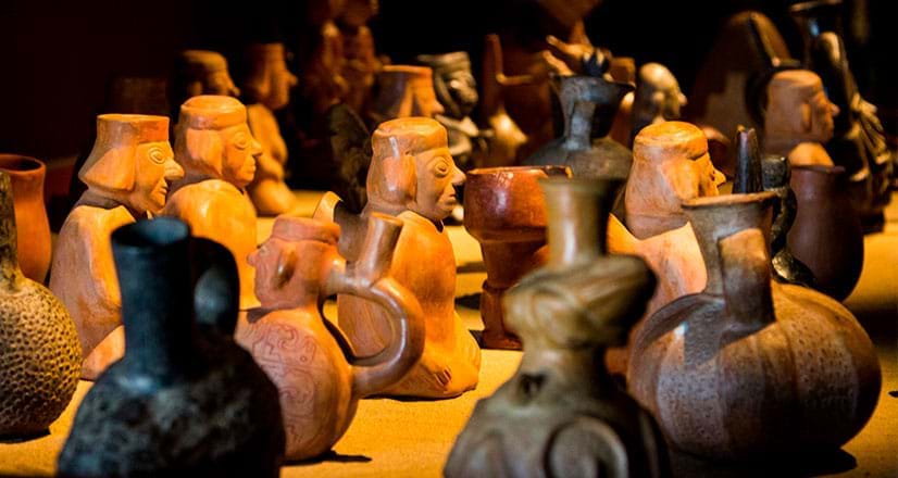 Perças de cerâmica da cultura Moche no Museu do Sítio Huaca Rajada