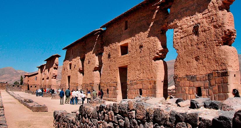Turistas no templo de Wiracocha em Raqchi