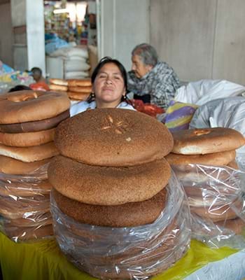 Adquira produtos típicos no Mercado de San Pedro