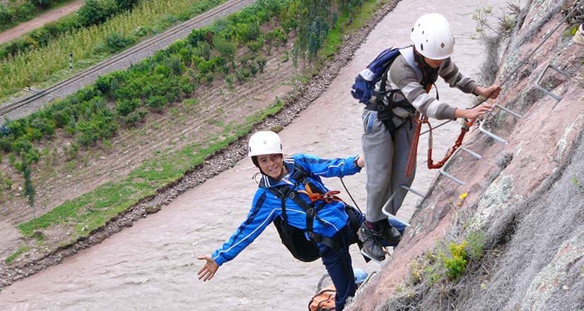 Turistas escalando uma montanha na Via Ferrata